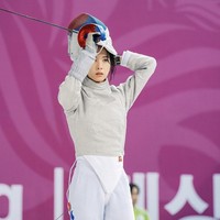 Kini, Bona WJSN berperan sebagai Go Yu Rim, atlet anggar yang menjadi rival Na Hee Do (pemain Kim Tae Ri) di SMA Taeyang. Foto: dok. Instagram @bn_95819