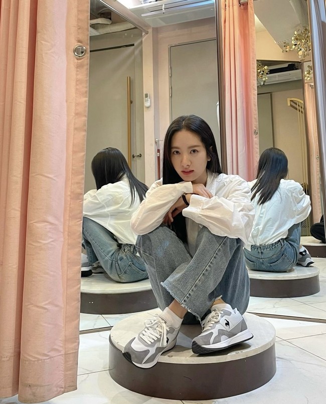 Aktris 26 tahun itu berteman dekat dengan Jisoo BLACKPINK berkat seorang penggemar. Dia mengatakan pada Jisoo bahwa Bona ingin dekat dengannya. Bintang drama Korea Snowdrop itu pun menghampirinya di acara musik Inkigayo pada 2018. Foto: dok. Instagram @bn_95819