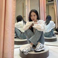 Aktris 26 tahun itu berteman dekat dengan Jisoo BLACKPINK berkat seorang penggemar. Dia mengatakan pada Jisoo bahwa Bona ingin dekat dengannya. Bintang drama Korea Snowdrop itu pun menghampirinya di acara musik Inkigayo pada 2018. Foto: dok. Instagram @bn_95819