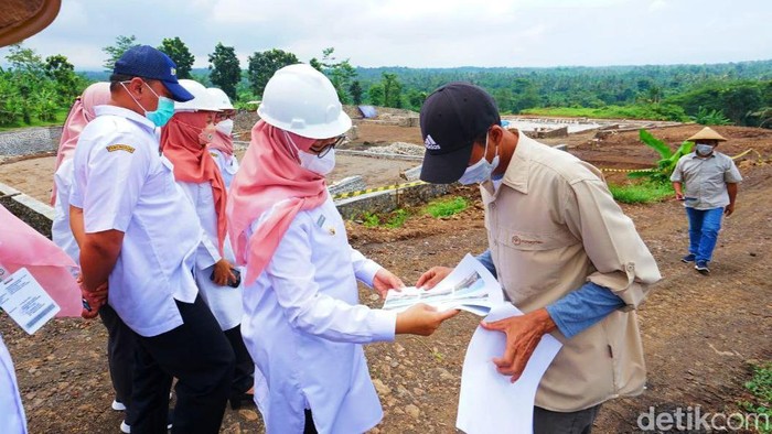 Bupati Banyuwangi Ipuk Fiestiandani mengecek revitalisasi pembangunan Agrowisata Tamansuruh