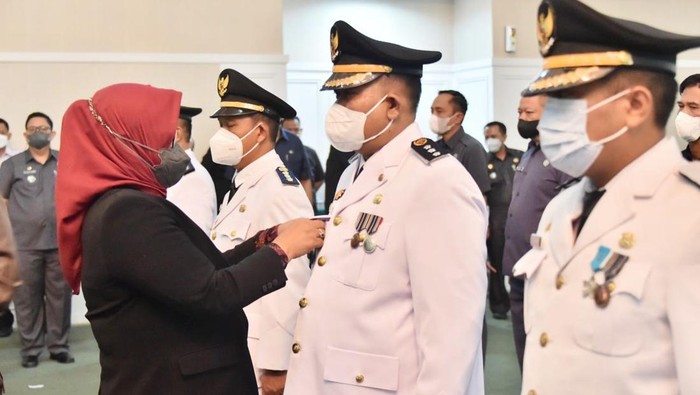 Bupati Bogor Ade Yasin lantik 6 Camat baru