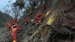 Petugas Sisir Lokasi Jatuhnya Pesawat Boeing 737-800 di China