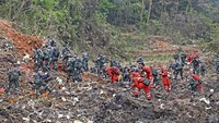 Satu per satu area disisir oleh para petugas gabungan selama proses pencarian korban dan black box pesawat Boeing 737-800 milik maskapai China Eastern Airlines di area pegunungan Guangxi, China Selatan. (Zhou Hua/Xinhua via AP).