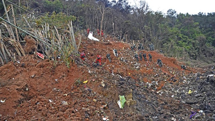 Cari Black Box, Ratusan Petugas Sisir Lokasi Jatuhnya Pesawat di China Ratusan petugas dikerahkan untuk mencari korban dan black box pesawat China Eastern Airlines yang jatuh di wilayah Guangxi. Ini potretnya.