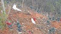 Proses pencarian korban dan black box pesawat Boeing 737-800 milik maskapai China Eastern Airlines masih terus berlangsung di wilayah Guangxi, China selatan, Rabu (23/3/2022). (Zhou Hua/Xinhua via Reuters).