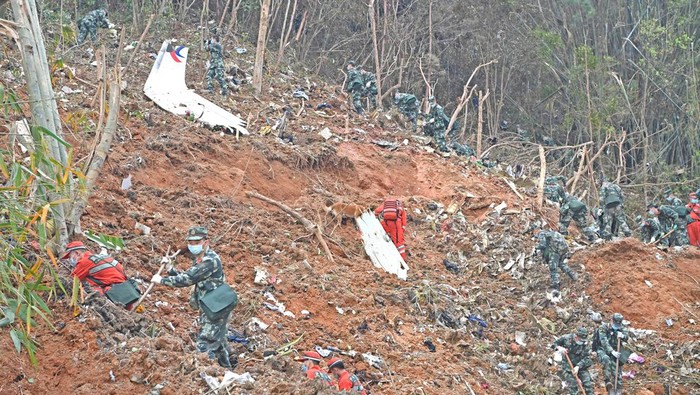 Ratusan petugas dikerahkan untuk mencari korban dan black box pesawat China Eastern Airlines yang jatuh di wilayah Guangxi. Ini potretnya.