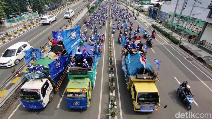 demo buruh di surabaya