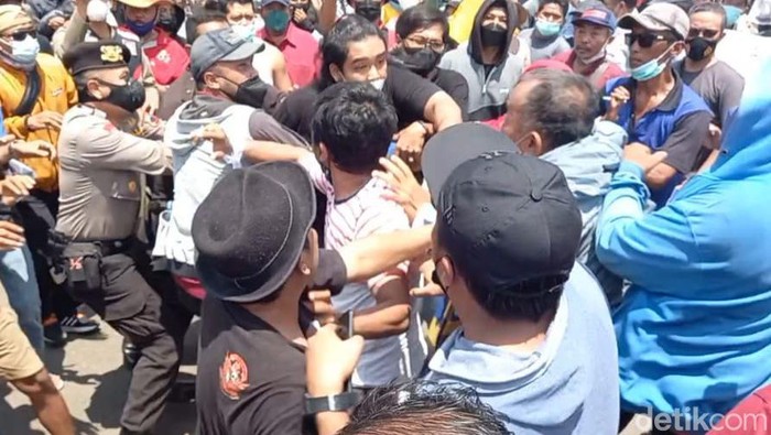 Demo di Balaikota Tegal diwarnai saling dorong dan baku hantam, Rabu (23/3/2022).