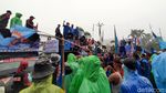 Diguyur Hujan Deras, Pendemo di Depan DPR Tetap Semangat