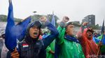 Diguyur Hujan Deras, Pendemo di Depan DPR Tetap Semangat