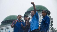 Ketua Umum (Ketum) Konfederasi Serikat Pekerja Seluruh Indonesia (KSPSI) Jumhur Hidayat berorasi dari atas mobil komando.