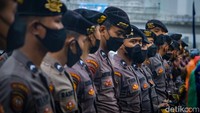 Polisi ikut hujan-hujanan saat berjaga. Jumhur Hidayat mengklaim perwakilan massa akan bertemu Wakil Ketua DPR Sufmi Dasco Ahmad.