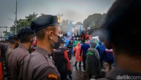 Hujan deras sempat mewarnai jalannya aksi buruh tersebut. 