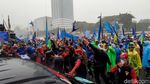 Diguyur Hujan Deras, Pendemo di Depan DPR Tetap Semangat