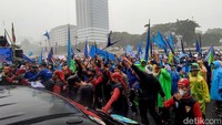 Beberapa di antara massa aksi tampak membawa sejumlah atribut pelengkap, salah satunya spanduk yang dipasang di mobil komando yang bertuliskan Cabut Sistem UU Omnibus Law dari NKRI.