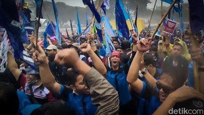 Diguyur Hujan Deras, Pendemo di Depan DPR Tetap Semangat