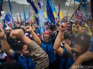 1 Mei 2022, Organisasi Serikat Buruh Gelar Aksi di KPU-Bundaran HI
