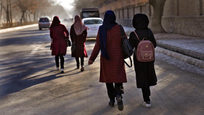 Taliban buka kembali sekolah menengah untuk anak perempuan. Pembukaan sekolah ini diumumkan Taliban setelah tujuh bulan lebih ambil alih kekuasaan Afghanistan.