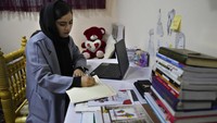 Pelajar perempuan Afghanistan Bahija Aman (21) sedang belajar di rumahnya di Kabul, 24 Februari 2022. Menanggapi pembukaan kembali sekolah, sejumlah siswa perempuan di Afghanistan mengaku tidak sabar untuk kembali bersekolah.  (AP Photo/Hussein Malla).