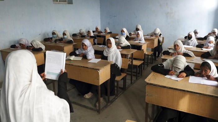 Taliban buka kembali sekolah menengah untuk anak perempuan. Pembukaan sekolah ini diumumkan Taliban setelah tujuh bulan lebih ambil alih kekuasaan Afghanistan.