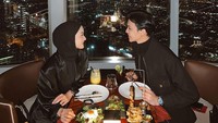Mengingat sosok Dinda Hauw dan Rey Mbayang, keduanya dikenal sebagai pasangan romantis. Itu terlihat dari segala momen, termasuk saat makan malam. Foto: Instagram @dindahauw