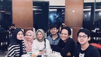 Selain dikenal sebagai sosok istri yang romantis, Dinda Hauw juga dekat dengan keluarganya. Bahkan ia sering mengajak keluarganya untuk makan bersama di restoran. Foto: Instagram @dindahauw