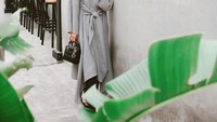 Terakhir ada pose kerennya saat nongkrong di kafe kekinian. Ia bahkan berpose OOTD seperti anak milenial dengan background kursi-kursi kafe. Foto: Instagram @dindahauw