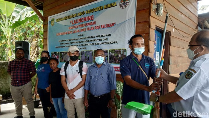 DLH Mimika luncurkan program penanganan pembersihan ruas jalan dan selokan.