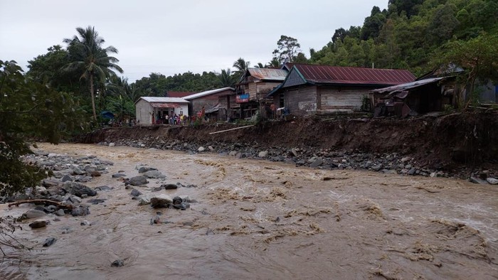 Dua desa di Kolaka Utara berdampak hujan lebat hingga membuat rumah hanyut dan tanah longsor.