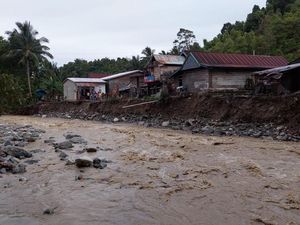 Hujan Lebat di Kolaka Utara, Rumah Warga Hanyut Dibawa Arus-Jalanan Longsor