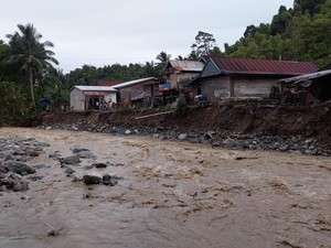 Hujan Lebat di Kolaka Utara, Rumah Warga Hanyut Dibawa Arus-Jalanan Longsor