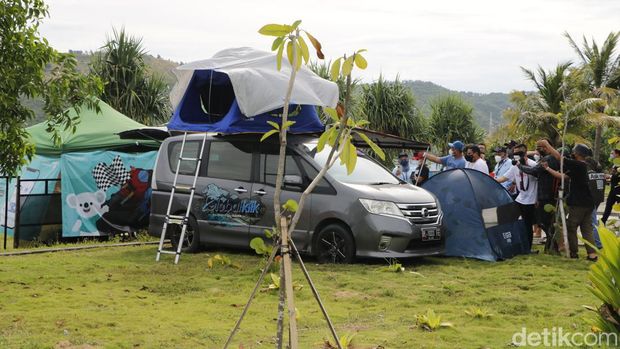 Eddi Brokoli dan Keluarga naik mobil ke Mandalika