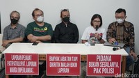 Koordinator KontraS Fatia Maulidiyanti bersama perwakilan Koalisi Masyarakat Sipil #BersihkanIndonesia memberi keterangan saat konferensi pers di Kantor KontraS, Jakarta, Rabu (23/3/2022).