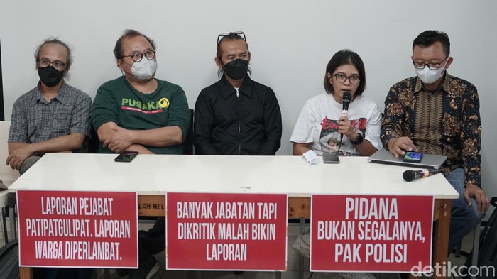 Fatia Tanggapi Penetapan Tersangka Kasus Pencemaran Nama Baik LBP Koordinator KontraS Fatia Maulidiyanti bersama perwakilan Koalisi Masyarakat Sipil #BersihkanIndonesia memberikan keterangan saat konferensi pers di Kantor KontraS, Jakarta, Rabu (23/3/2022).