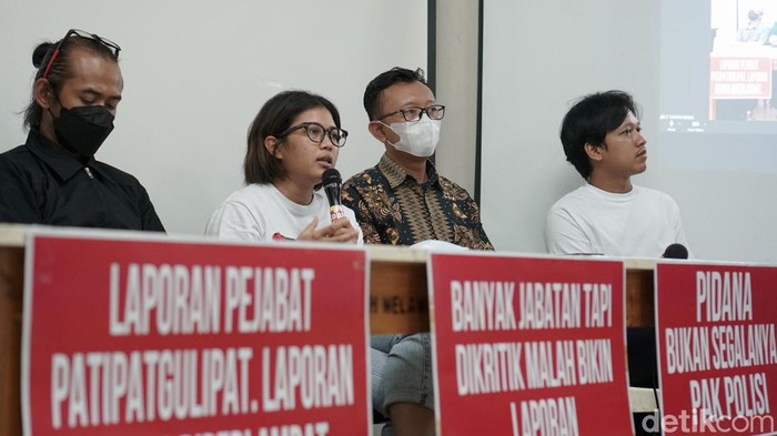 Fatia Tanggapi Penetapan Tersangka Kasus Pencemaran Nama Baik LBP Koordinator KontraS Fatia Maulidiyanti bersama perwakilan Koalisi Masyarakat Sipil #BersihkanIndonesia memberikan keterangan saat konferensi pers di Kantor KontraS, Jakarta, Rabu (23/3/2022).