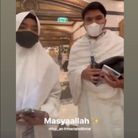 Adik kandung Bibi Andriansyah, Fujianti Utami Putri mengunggah kegiatannya lewat Instagram pribadinya selama beribadah di Tanah Suci. Fuji saat ini tengah menunaikan ibadah umrah bersama kekasihnya Thariq Halilintar. Foto: Dok. Instagram @fuji_an.