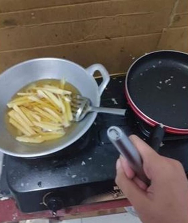 Tragedi yang tak terduga yang mungkin terjadi saat memasak. Bisa saja alat yang kamu pakai untuk memasak jadi patah seperti ini. Harus siap-siap alat memasak cadangan deh.. Foto: Instagram.com/wkwkland_real