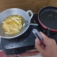 Tragedi yang tak terduga yang mungkin terjadi saat memasak. Bisa saja alat yang kamu pakai untuk memasak jadi patah seperti ini. Harus siap-siap alat memasak cadangan deh.. Foto: Instagram.com/wkwkland_real