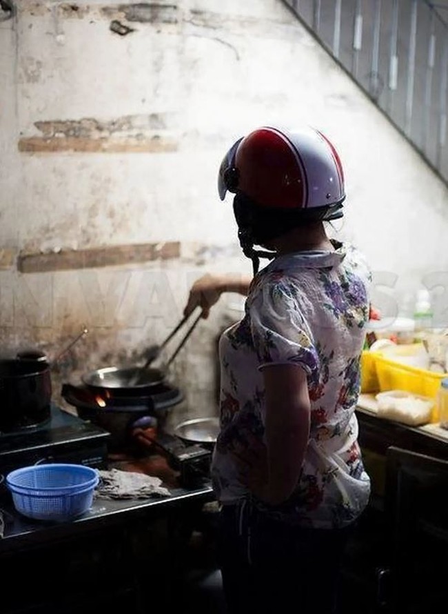 Nggak cuma naik motor aja yang perlu pakai helm, masak pun perlu pakai helm loh supaya kepalanya selalu terlindungi. Ada-ada saja gaya emak-emak yang satu ini. Foto: Instagram.com/wkwkland_real