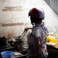 Nggak cuma naik motor aja yang perlu pakai helm, masak pun perlu pakai helm loh supaya kepalanya selalu terlindungi. Ada-ada saja gaya emak-emak yang satu ini. Foto: Instagram.com/wkwkland_real