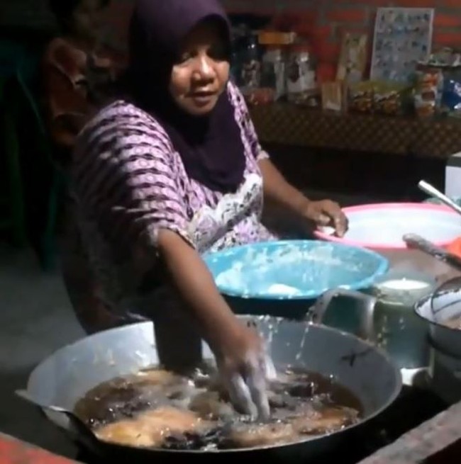 Ketika punya keahlian lebih bisa menggoreng tanpa menggunakan sutil. Lumayan deh bisa irit, nggak usah beli alat-alat untuk menggoreng lagi. Foto: Twitter.com/ffoodfess