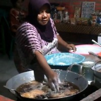Ketika punya keahlian lebih bisa menggoreng tanpa menggunakan sutil. Lumayan deh bisa irit, nggak usah beli alat-alat untuk menggoreng lagi. Foto: Twitter.com/ffoodfess