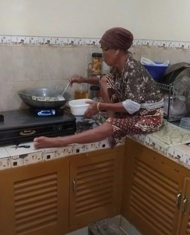 Capai berdiri tapi nggak ada bangku yang bisa dipakai. Yaudah deh, duduk di meja dapur aja, yang penting tetap masak.. Foto: Instagram.com/wkwkland_real