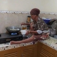 Capai berdiri tapi nggak ada bangku yang bisa dipakai. Yaudah deh, duduk di meja dapur aja, yang penting tetap masak.. Foto: Instagram.com/wkwkland_real