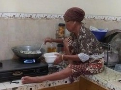 10 Aksi Kocak Emak-emak Pas Masak yang Bikin Geleng Kepala Sambil Cekikikan