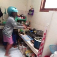 Outfit untuk naik motor bisa juga berfungsi sebagai outfit untuk memasak loh. Nah kalau gini kan jadi lebih aman, bisa terhindar dari minyak panas. Foto: Instagram.com/wkwkland_real