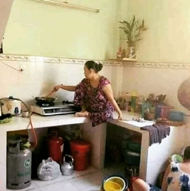 Gaya si emak yang satu lagi mirip dengan emak-emak yang sebelumnya nih. Mungkin memang lebih nyaman kalau masaknya sambil duduk di meja dapur gitu kali ya.. Foto: Instagram.com/wkwkland_real