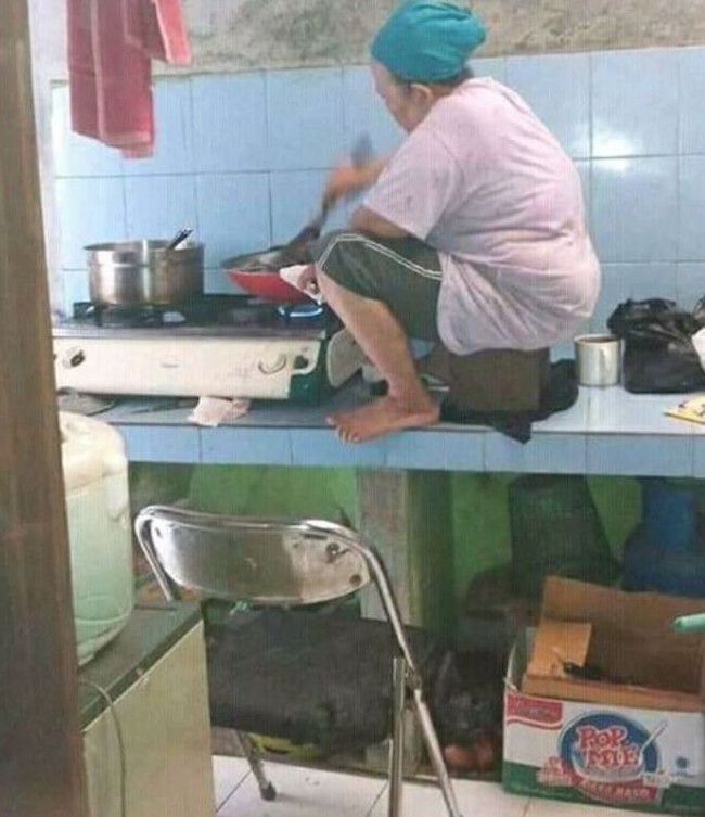 Ada tempat duduk tapi ibu yang satu ini malah memilih untuk duduk di atas meja dapur. Ada yang punya ibu seperti ini juga? Foto: Instagram.com/wkwkland_real