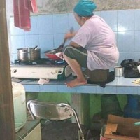 Ada tempat duduk tapi ibu yang satu ini malah memilih untuk duduk di atas meja dapur. Ada yang punya ibu seperti ini juga? Foto: Instagram.com/wkwkland_real