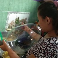 Contoh emak-emak multitasking. Bisa masak sambil membuat balon tiup. Entah apa tujuannya membuat balon tiup sambil memasak. Ada yang paham? Foto: Twitter.com/dindaaadewiy